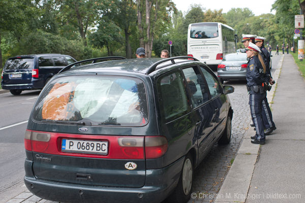 Freitag, 11. September 2015: In der Schüttelstraße in Wien-Leopoldstadt, der Einfahrtsstraße aus dem Osten Österreichs, kontrollieren Polizeibeamte Autobusse und Personenautos. Der Grund: Tausende Flüchtlinge strömen aus Ungarn nach Wien. "Die Menschen, die zu uns kommen, sind arm. Wir wollen aber die Schlepper aus dem Verkehr ziehen, die aus der Not der Menschen ein Millionengeschäft machen", sagt ein Polizist.